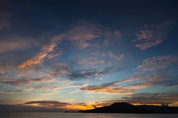Paysage marin calme au coucher du soleil sous un ciel nuageux — Photo de stock