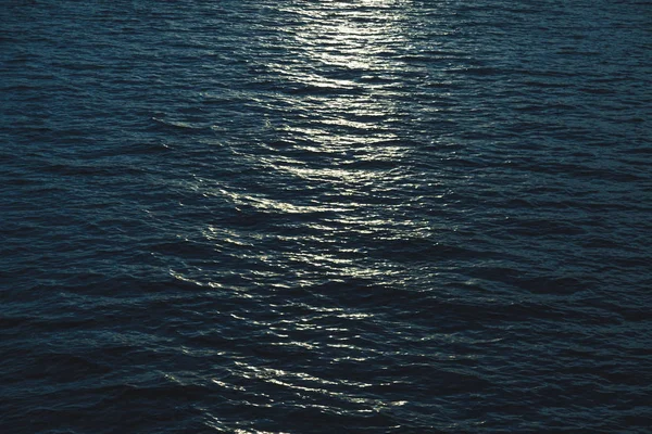 Bela superfície do mar com reflexão luar — Fotografia de Stock