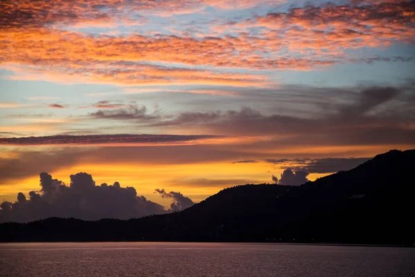 Красивий морський захід сонця під хмарним небом — стокове фото