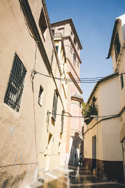 Visão de ângulo baixo de rua estreita, espanha — Fotografia de Stock