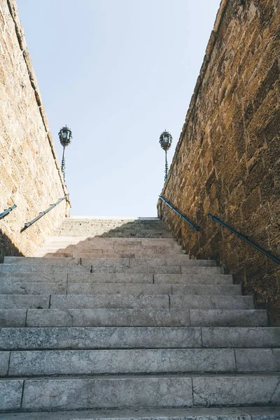 Vista inferior de escadas com paredes e grades — Fotografia de Stock