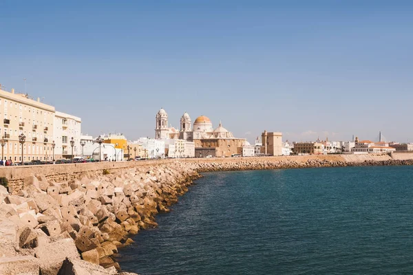 Vista de Cádiz con catedral bajo cielo azul, Cádiz, España - foto de stock
