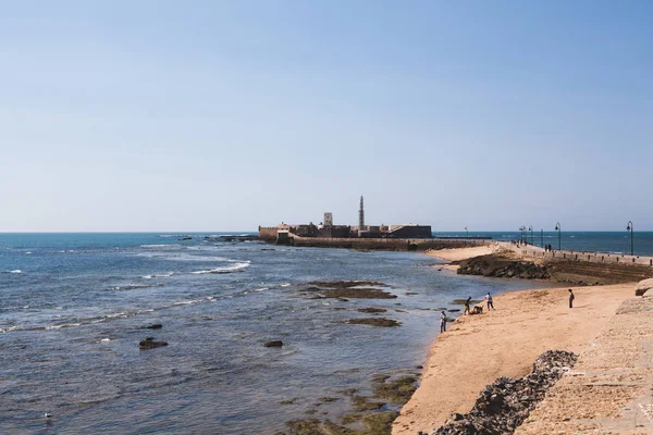 Vista panorámica de la playa española bajo el cielo azul claro - foto de stock