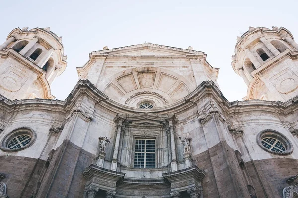 Vista de baixo ângulo da fachada da Catedral de Cádiz, Cádiz, Espanha — Fotografia de Stock