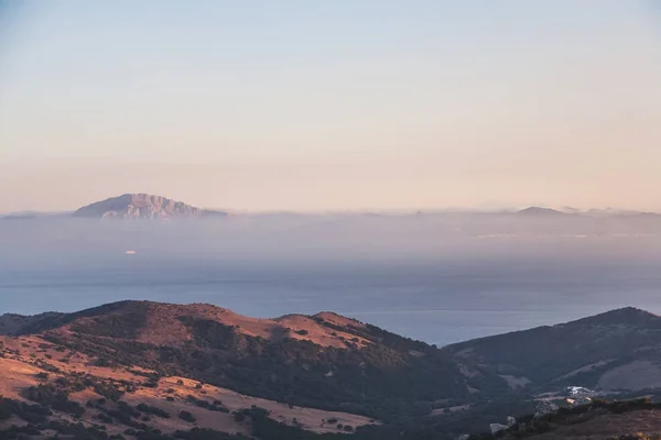 Vista panorámica del hermoso paisaje montañoso con mar y niebla, España - foto de stock