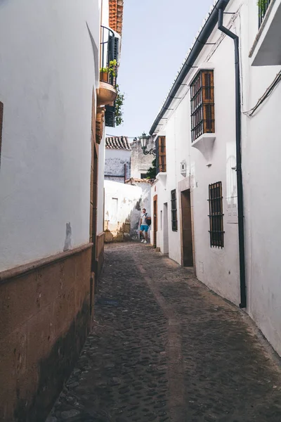 Vue panoramique de la rue étroite en Espagne — Photo de stock