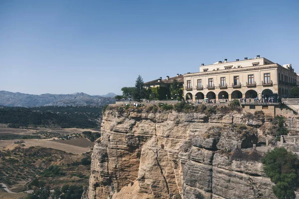 Vue panoramique de la construction sur rocher contre montagnes paysage, Ronda, espagne — Photo de stock