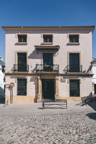 Fachada de pequeño edificio español bajo cielo azul - foto de stock