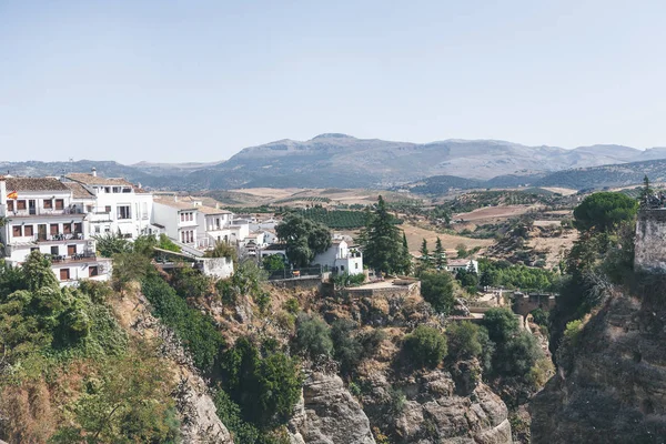 Живописный вид на испанский пейзаж с холмами, горами и зданиями — стоковое фото