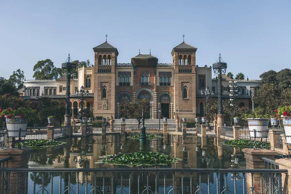 Blick auf das Museum im Maria Luisa Park, Sevilla, Spanien — Stockfoto