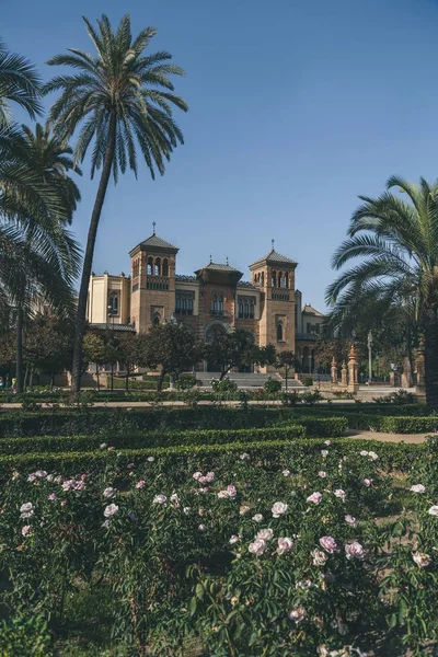 Vue du musée dans le parc Maria Luisa, Séville, Espagne — Photo de stock