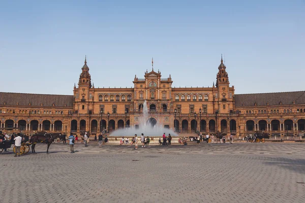 Blick auf den spanischen Platz mit Rathaus und Brunnen unter blauem Himmel, Sevilla — Stockfoto