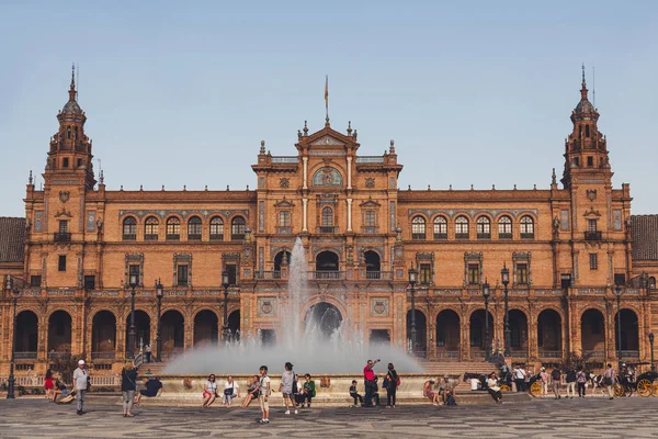 Blick auf den spanischen Platz mit Rathaus und Brunnen unter blauem Himmel, Sevilla — Stockfoto