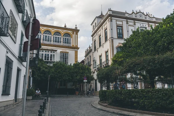 Blick auf die Stadtstraße mit Bäumen und Gebäuden unter bewölktem Himmel, Spanien — Stockfoto