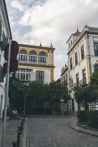 Blick auf die Stadtstraße mit Bäumen und Gebäuden unter bewölktem Himmel, Spanien — Stockfoto