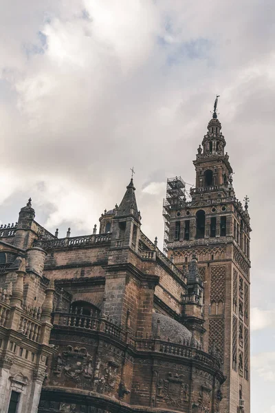Vieille cathédrale gothique de Séville sous un ciel nuageux, espagne — Photo de stock