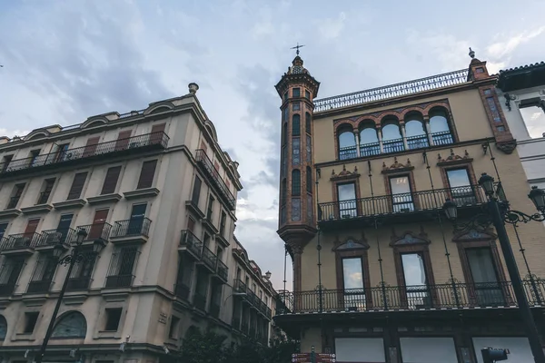 Bâtiments façades sous un beau ciel nuageux, espagne — Photo de stock