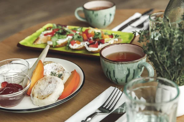 Vista close-up de delicioso café da manhã saudável com chá na mesa — Fotografia de Stock