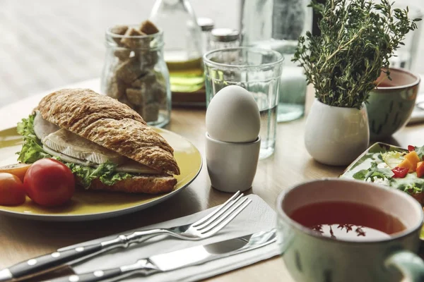 Vista close-up de delicioso café da manhã saudável servido na mesa — Fotografia de Stock