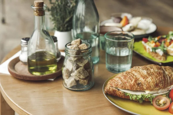 Vue rapprochée du sucre et du sandwich sur la table pour le petit déjeuner — Photo de stock