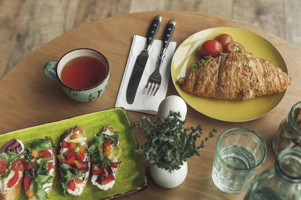 Vista de perto do pequeno-almoço saudável gourmet com sanduíches e chá — Fotografia de Stock