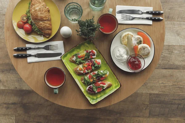 Vista superior do pequeno-almoço saudável gourmet servido na mesa — Fotografia de Stock