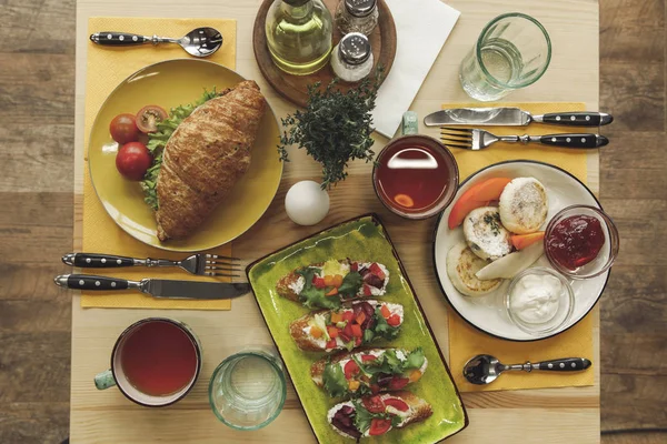 Vista dall'alto di gustosa colazione sana servita sul tavolo di legno — Foto stock