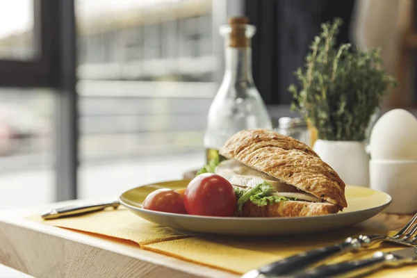 Nahsicht auf Sandwich für ein leckeres gesundes Frühstück auf dem Tisch — Stockfoto