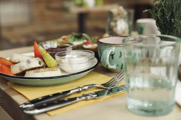Vista close-up de utensílios, talheres e pequeno-almoço saudável na mesa — Fotografia de Stock
