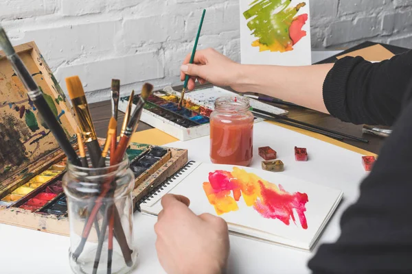 Cropped shot of artist painting abstract picture at workplace — Stock Photo