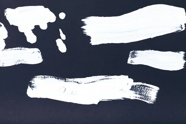 Peinture abstraite avec coups de pinceau blanc sur noir — Photo de stock