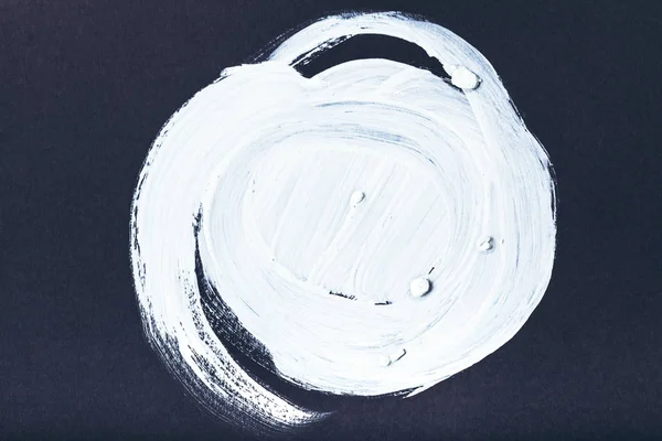 Pintura abstracta con pinceladas redondas blancas sobre negro — Stock Photo