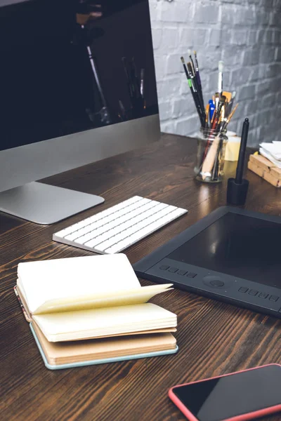 Visualizzazione ravvicinata di notebook, smartphone e tablet grafico sul posto di lavoro del progettista — Stock Photo