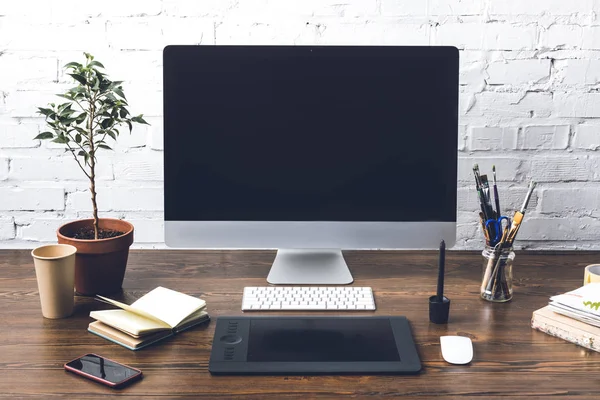 Computador desktop com tela em branco e dispositivos digitais no local de trabalho do designer — Fotografia de Stock