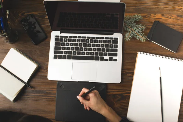 Plan recadré de concepteur en utilisant une tablette graphique et de travailler avec un ordinateur portable sur le lieu de travail — Photo de stock