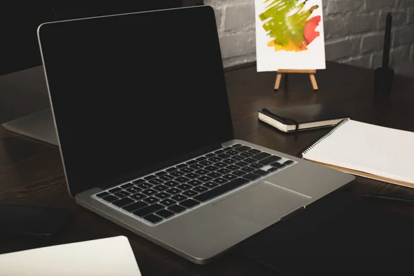 Nahaufnahme des Designerarbeitsplatzes mit Notebooks und Laptop mit leerem Bildschirm — Stockfoto