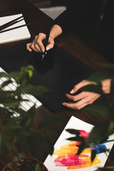 Enfoque selectivo del diseñador utilizando gráficos tableta en el lugar de trabajo - foto de stock