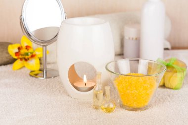 Mum aromalı lamba. Yanan mum. Işık arka planında kaplıca tedavisinin güzel bir bileşimi. Rahatlama ve kaplıca tedavisi. Kozmetoloji. Aromaterapi. Spa odası. 