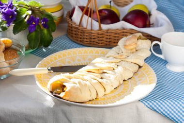 Gingham Masa örtüsü üzerine ev yapımı Elmalı Çörek Çay, Bal ve Taze Elmalar