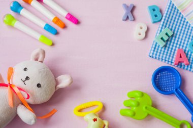 Özel Bebek Duşu Davetiyeleri ya da Bebek Tasarımları İçin Mükemmel Metin Alanı olan Şirin Bebek Oyuncakları ve Oyun Zamanı Esasları