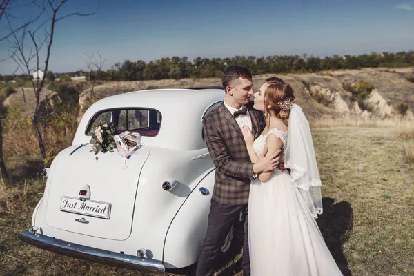 Braut und Bräutigam haben Spaß am Steuer des Retro-Autos. wedd — Stockfoto