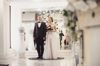 Düğün çifti. Gelin ve damat. Gelin ve damat koridorda kayıtları. düğün töreni