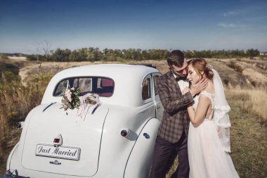 Gelin ve damat ile mutlu sağdıç ve nedime o kal