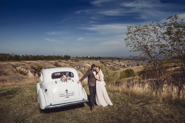 Menyasszony és a koszorúslány és vőfély boldog vőlegény maradni közelében o — Stock Fotó
