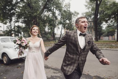 Genç yeni evli çift birbirlerine araba takip