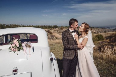 şık şık damat yavaşça muhteşem gelin, siyah CA'da öpüşme