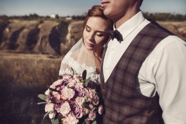 Genç Düğün çifti - taze Çar damat ve gelin düğün günü açık havada poz (Renk tonlu görüntü)