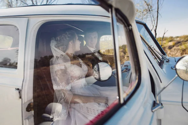 Νεόνυμφους στην παλιά vintage αυτοκίνητο, γαμήλιο ζευγάρι — Φωτογραφία Αρχείου