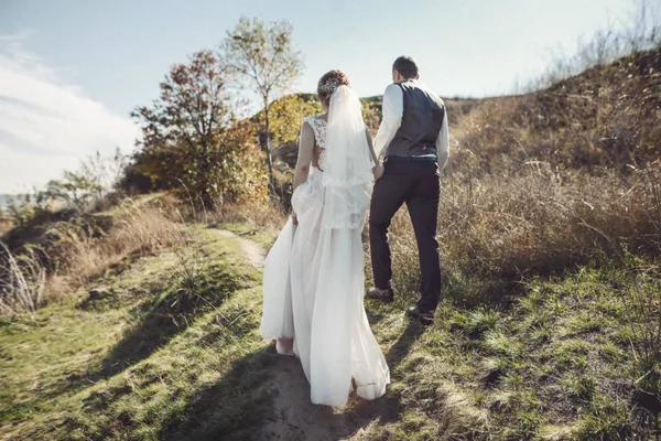 Couple de mariage magique sur un fond de collines — Photo