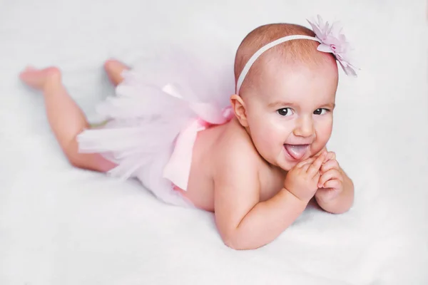 Une petite fille bébé dans une robe blanche avec un sourire sur mon visage — Photo